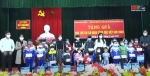 Trung tâm công tác xã hội, Quỹ bảo trợ trẻ em Hà Tĩnh tặng quà cho các cháu có hoàn cảnh khó khăn.