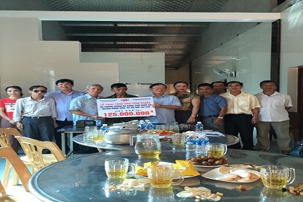 Lễ Bàn Giao số tiền 125 triệu cho ông Phan Đinh Việt làm nhà tình nghĩa tại Hương Sơn