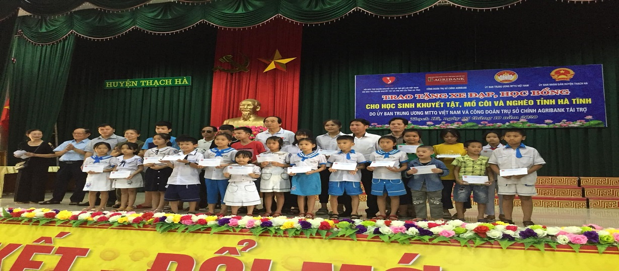 Trao xe đạp cho 33 cháu và 100 suất quà cho các cháu có hoàn cảnh đặc biệt khó khăn tại Thạch Hà