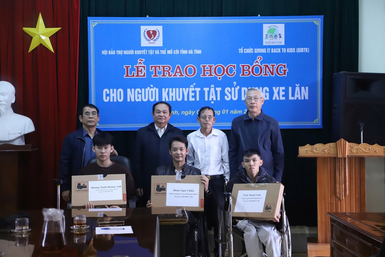 Trao học bổng cho sinh viên khuyết tật